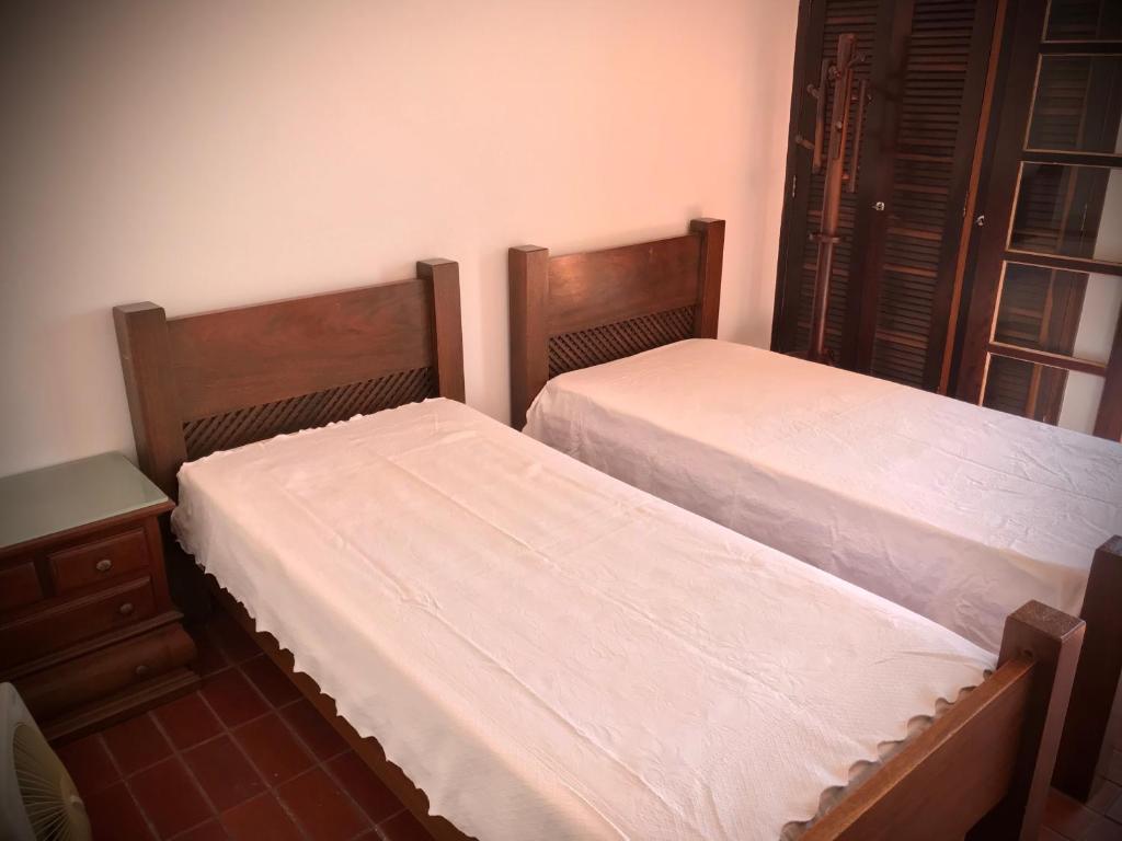  Amplo apê condomínio piscina Toninhas Ubatuba