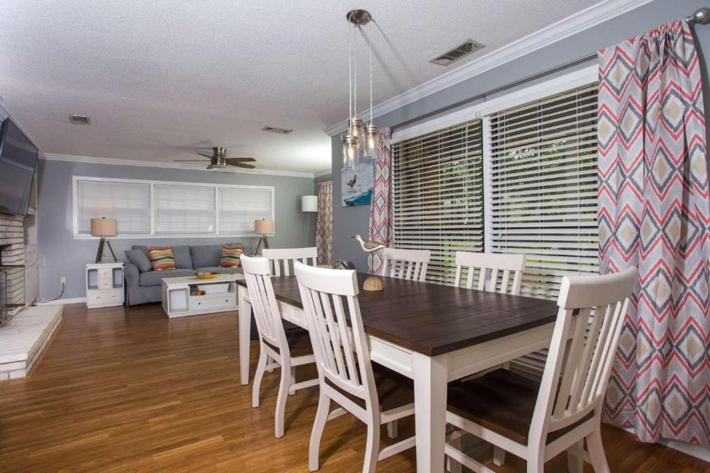 uma cozinha e sala de jantar com mesa e cadeiras em Elliott Point Vacation Home em Fort Walton Beach