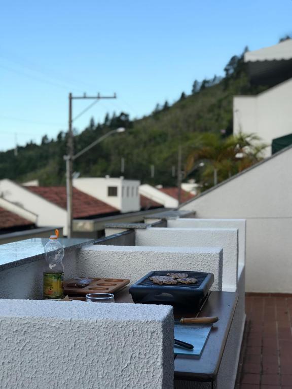  Amplo apê condomínio piscina Toninhas Ubatuba