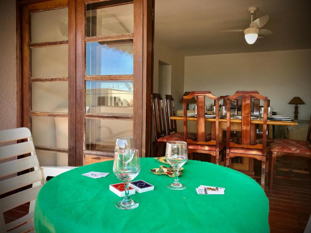  Amplo apê condomínio piscina Toninhas Ubatuba