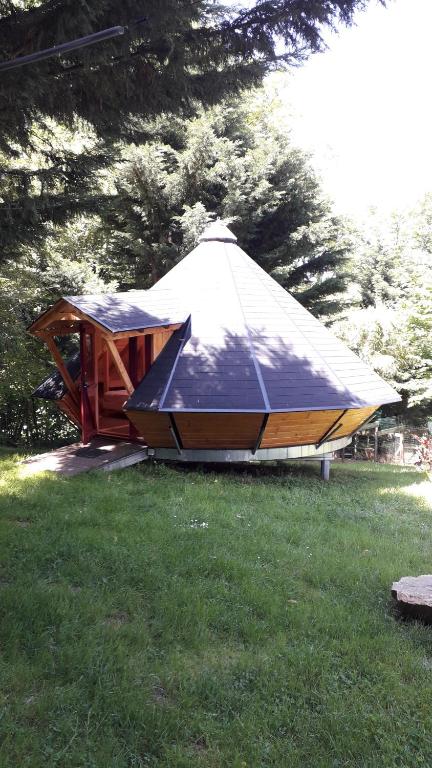 Um jardim no exterior de Tipis Du Petit Buisson
