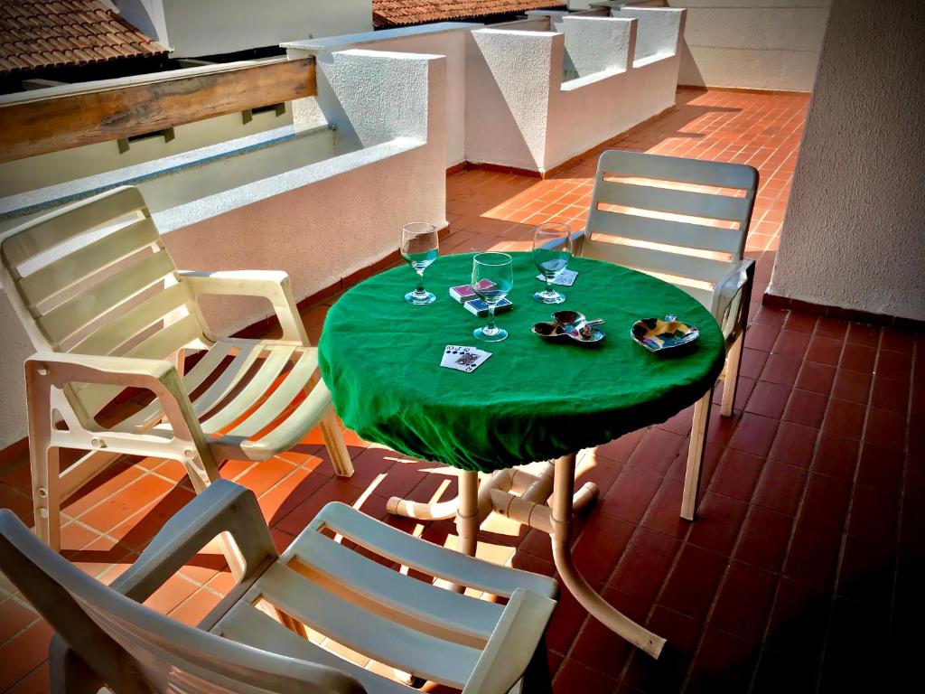  Amplo apê condomínio piscina Toninhas Ubatuba