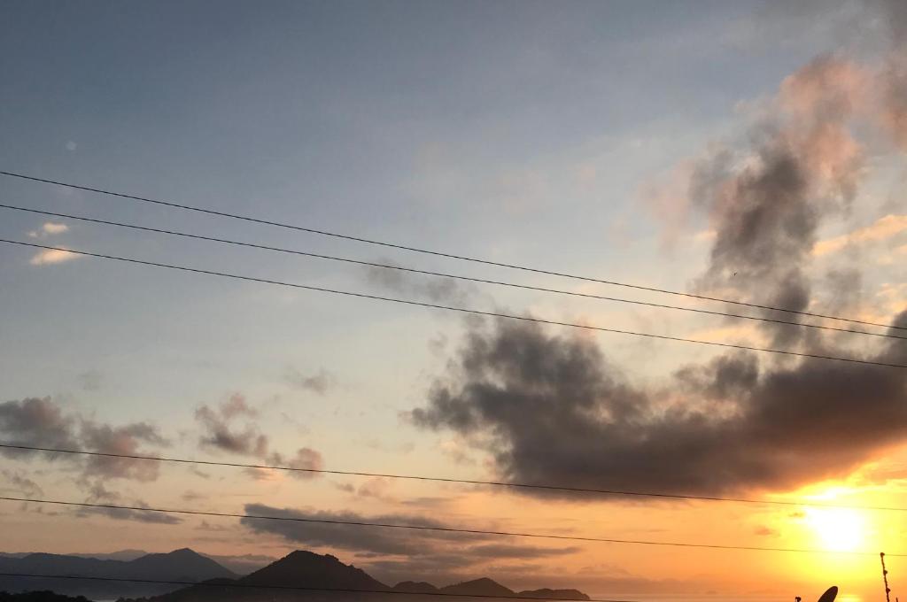  Amplo apê condomínio piscina Toninhas Ubatuba
