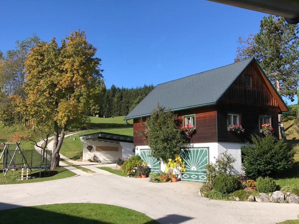 uma casa com uma casa a preto e branco em Ferienhaus Zwickelreith em Göstling an der Ybbs