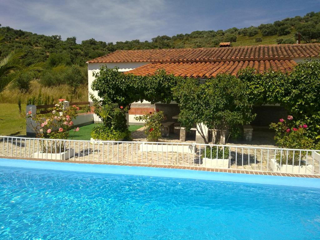 uma vista para uma casa com piscina em 5 bedrooms villa with private pool enclosed garden and wifi at Aroche Huelva em Aroche