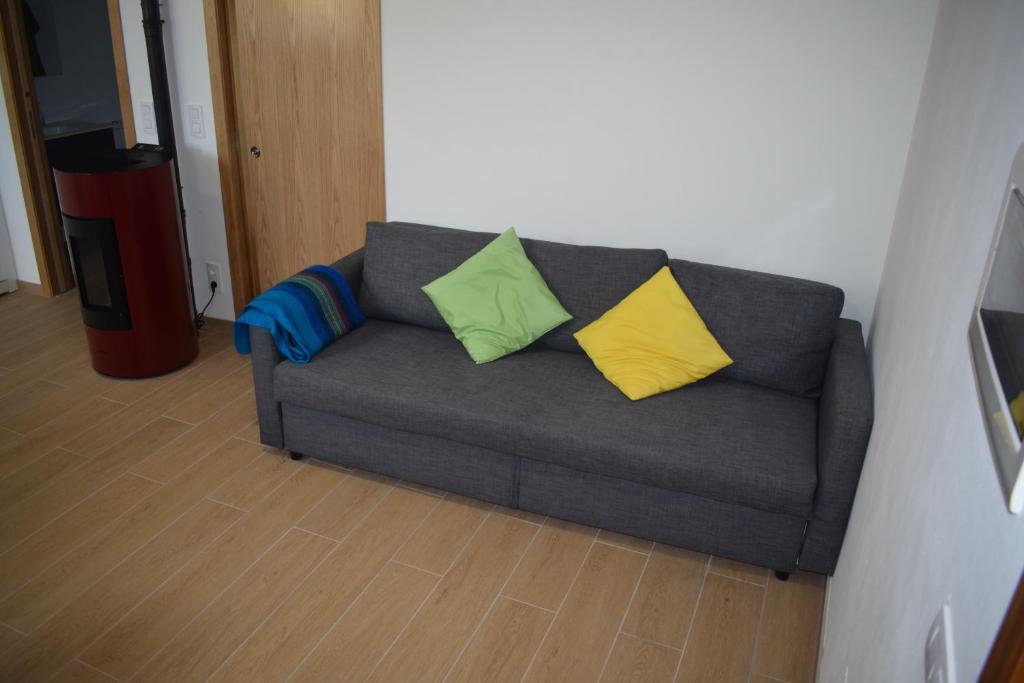 A seating area at Pedra da Lan - una casita de piedra