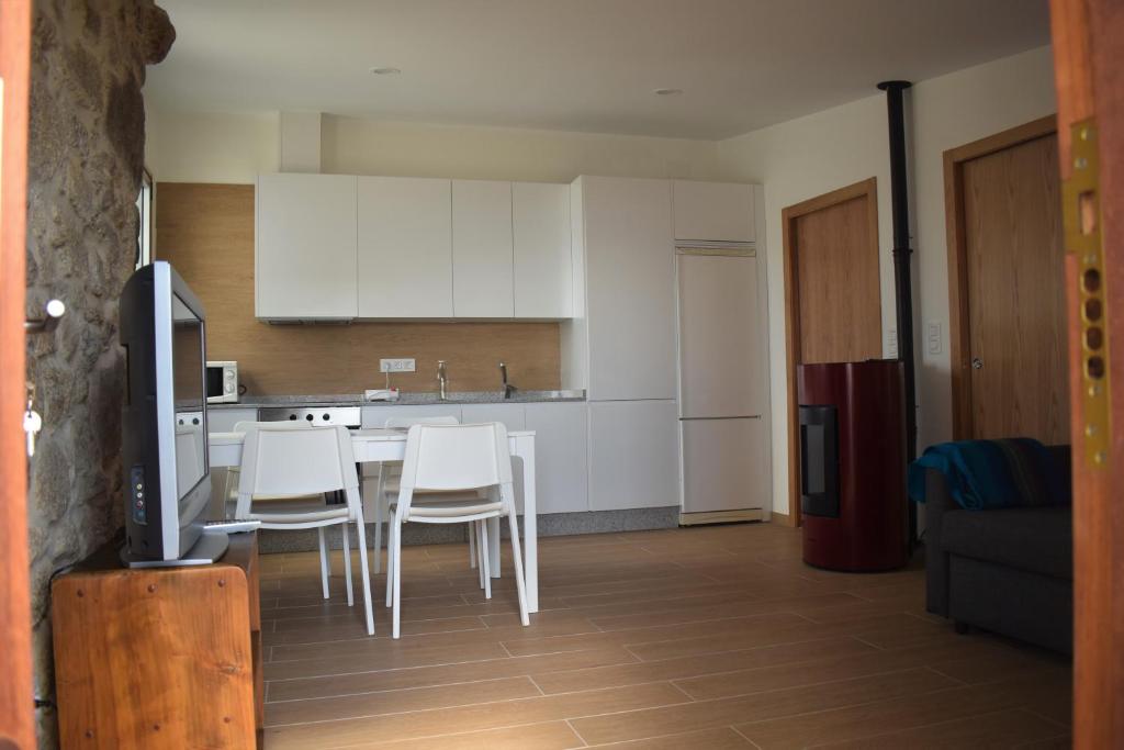 A kitchen or kitchenette at Pedra da Lan - una casita de piedra