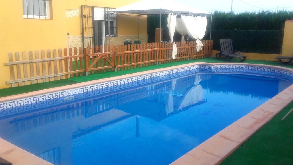 アギラスにある2 bedrooms house with sea view private pool and furnished terrace at Aguilas 2 km away from the beachの庭の青い水のスイミングプール