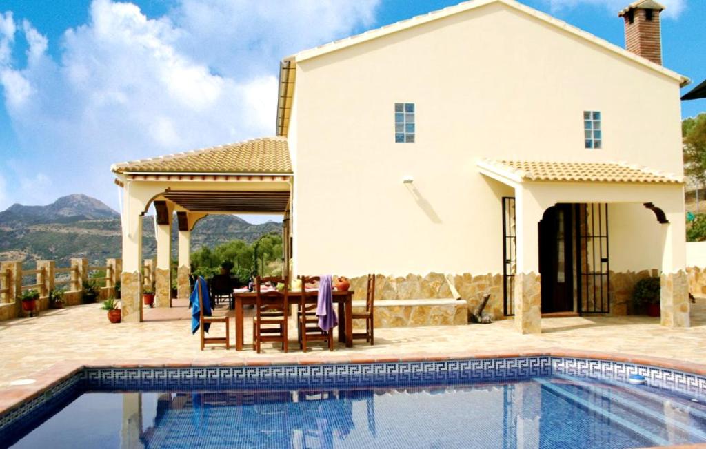エル・ガストルにある2 bedrooms chalet with lake view private pool and furnished garden at El Gastorのヴィラ(家の前にスイミングプール付)