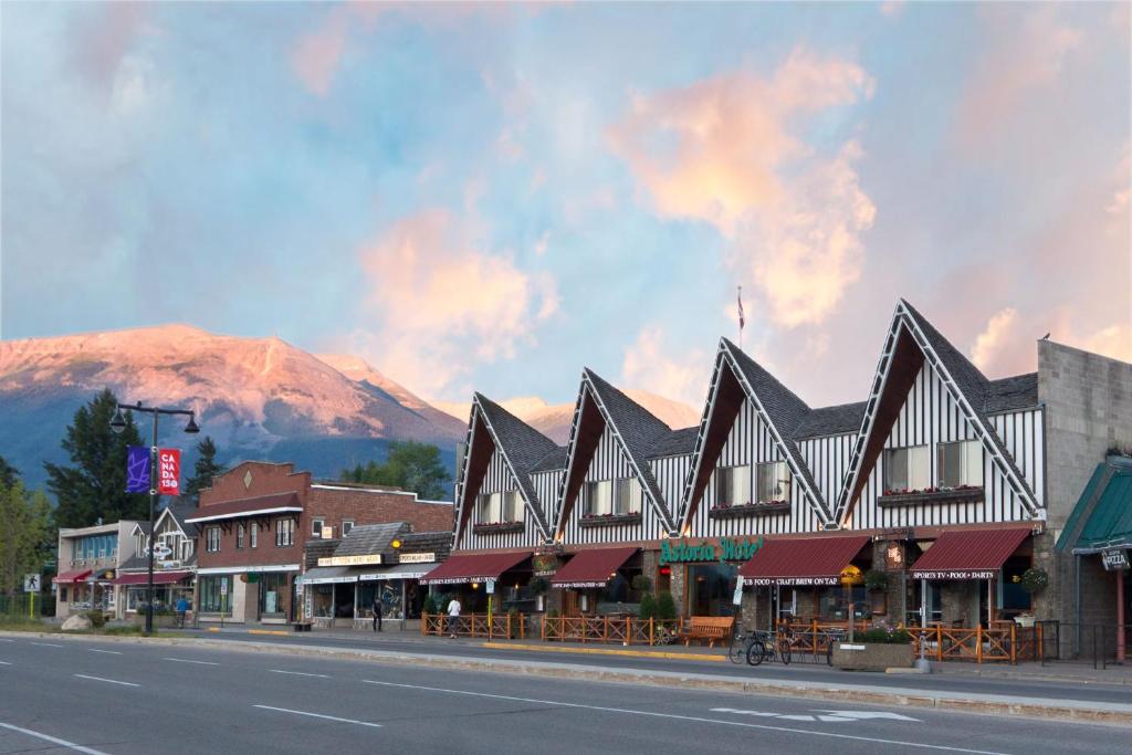 een straat in een stad met een berg op de achtergrond bij Astoria Hotel in Jasper
