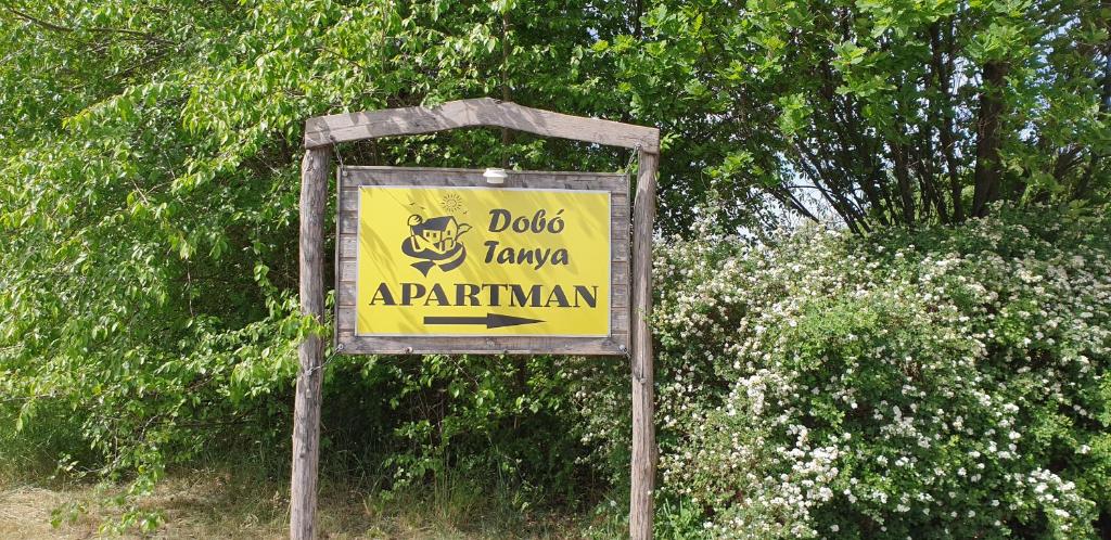 a sign for a dog takingarmaarmaarmaarma at Dobó Tanya in Röszke