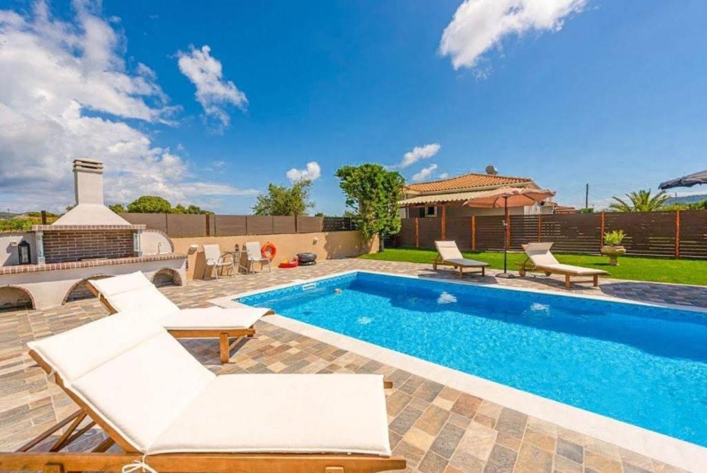 Bazén v ubytování Pothos Villas nebo v jeho okolí