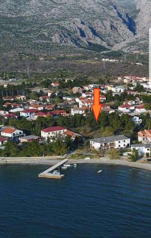 an aerial view of a small island with a red arrow at Apartmani Paron Šime in Seline