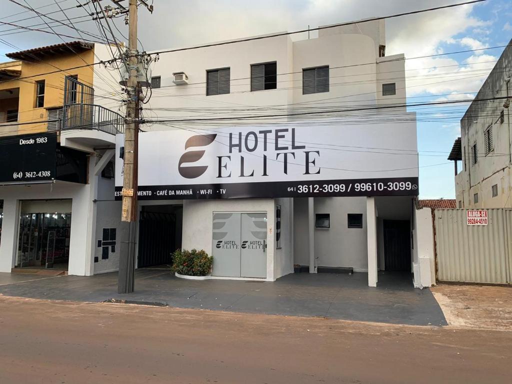 a hotel building with a hotel elite sign on it at Hotel Elite in Rio Verde