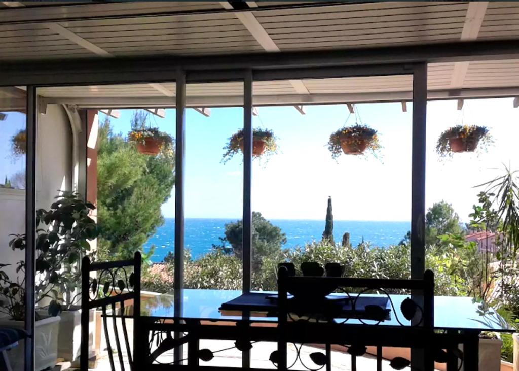 コリウールにあるStudio a Collioure a 300 m de la plage avec vue sur la mer jardin clos et wifiのダイニングルーム(テーブル付)が備わり、海の景色を望めます。