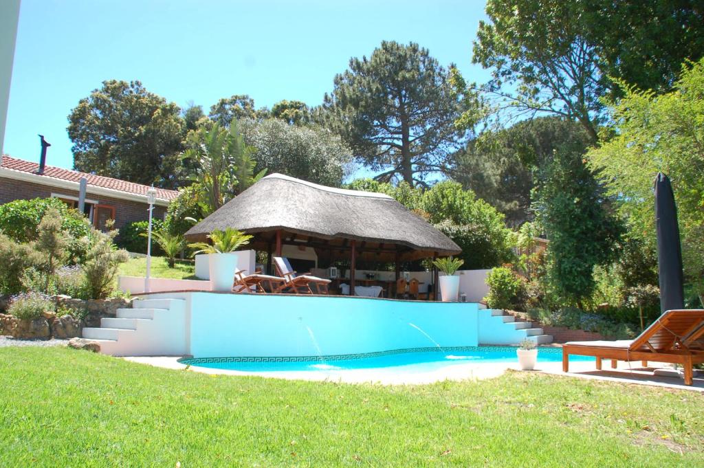 - une piscine avec un kiosque dans la cour dans l'établissement Villa Helderberg, à Somerset West