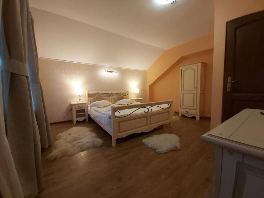Postel nebo postele na pokoji v ubytování Vila Piscul Ursului