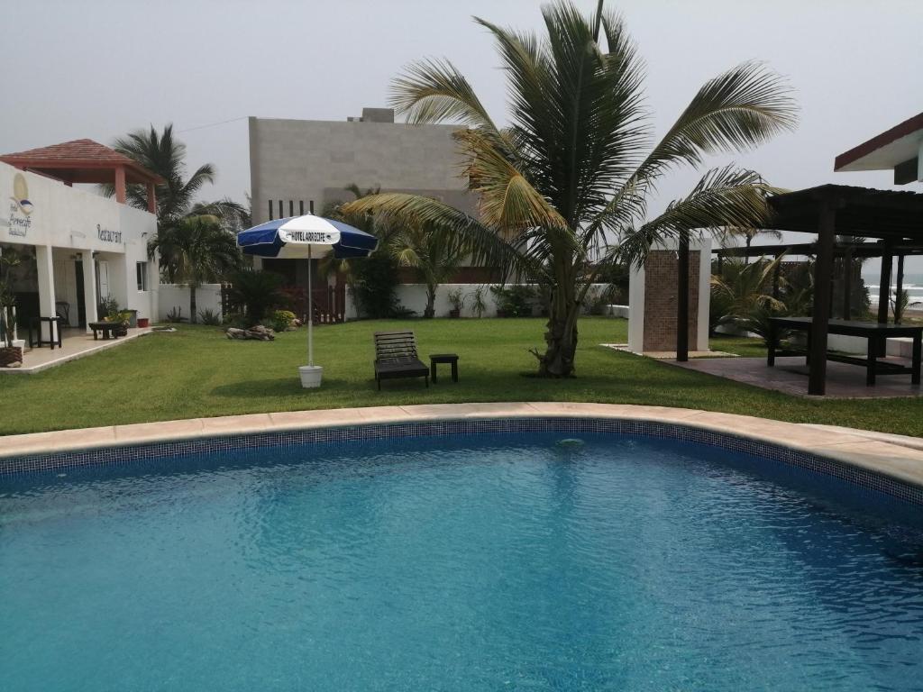 una piscina en el patio de una casa en Hotel Arrecife Chachalacas, en Chachalacas