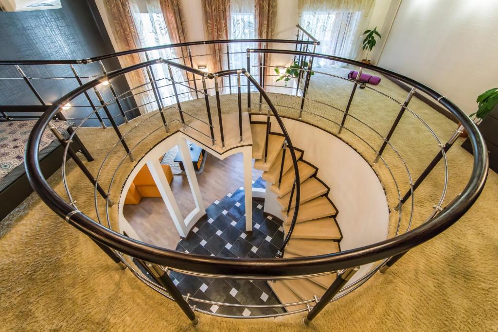 a spiral staircase with a spiralsteel railing in a house at Роскошная двухуровневая квартира, ул. Михайловская in Kyiv