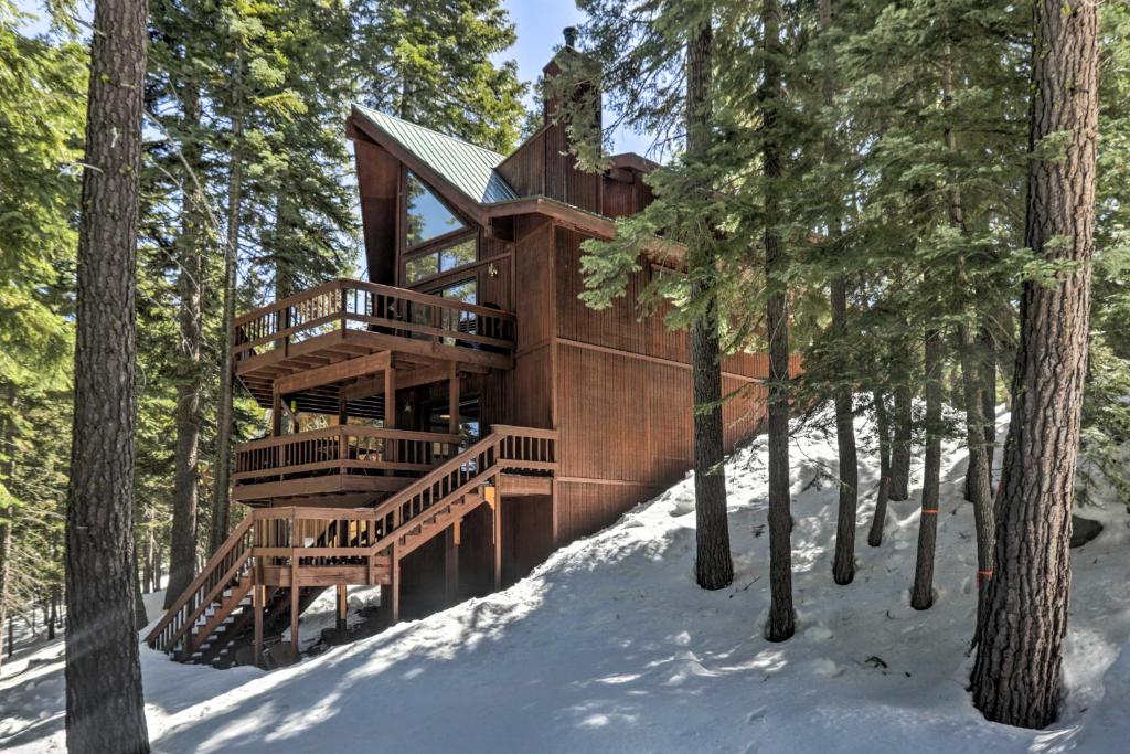 una casa en el árbol en el bosque en la nieve en Tahoe Donner Retreat with Decks and Lake Access!, en Truckee