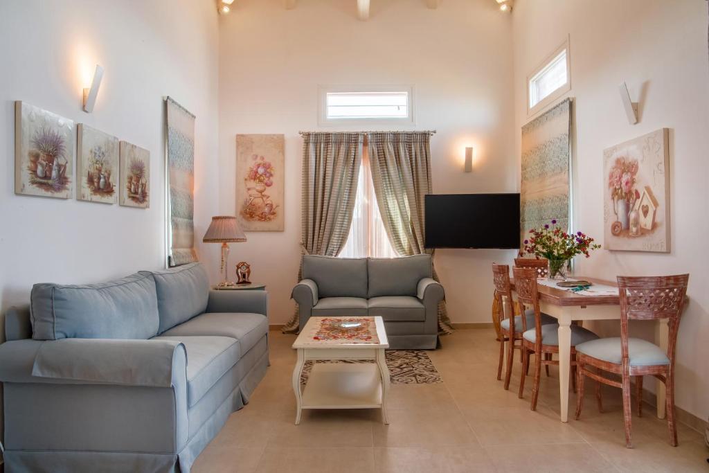 TV a/nebo společenská místnost v ubytování Eleni's Guesthouse