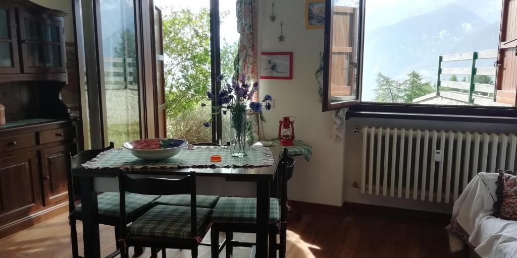 una cucina con tavolo e ciotola di Il Nido - Delizioso alloggio presso il centro con vista spettacolare e giardino a Sauze d'Oulx