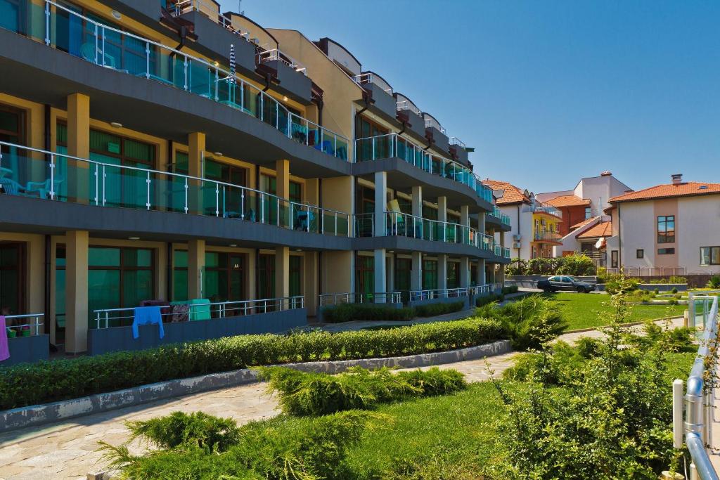 ソゾポルにあるBlack Sea Paradise Hotelのバルコニーと中庭付きのアパートメントビル