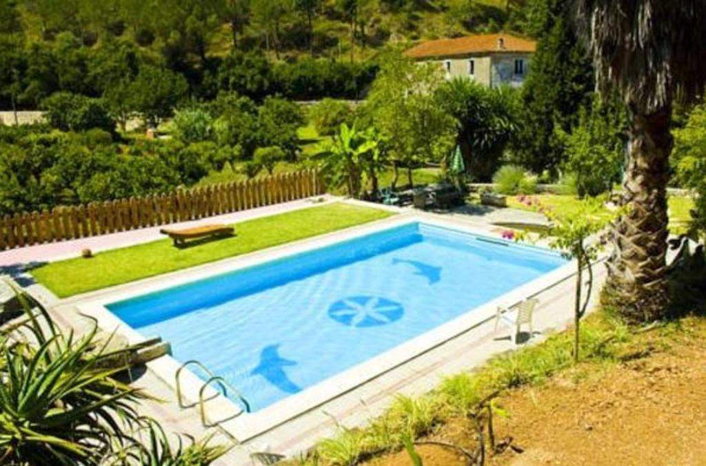 Pogled na bazen v nastanitvi 2 bedrooms house with shared pool furnished balcony and wifi at Porto de Mos oz. v okolici