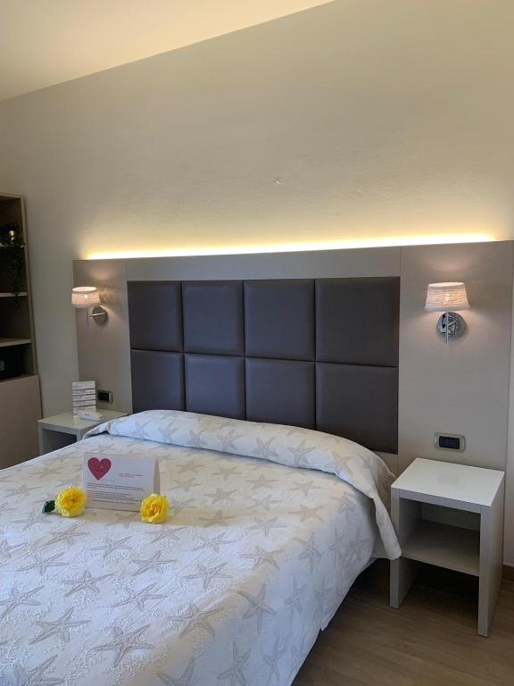 A bed or beds in a room at Hotel Etruria