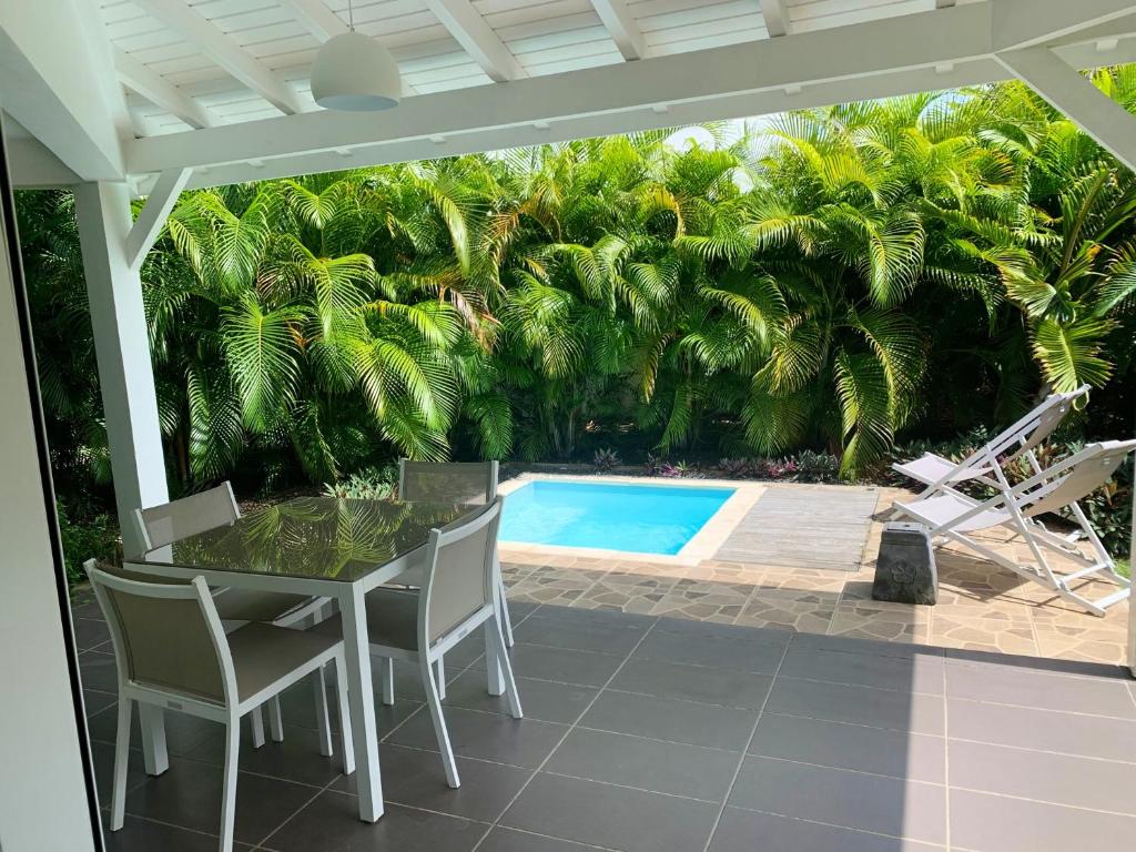 Gallery image of Appartement d'une chambre a Le Moule a 200 m de la plage avec piscine privee terrasse amenagee et wifi in Le Moule