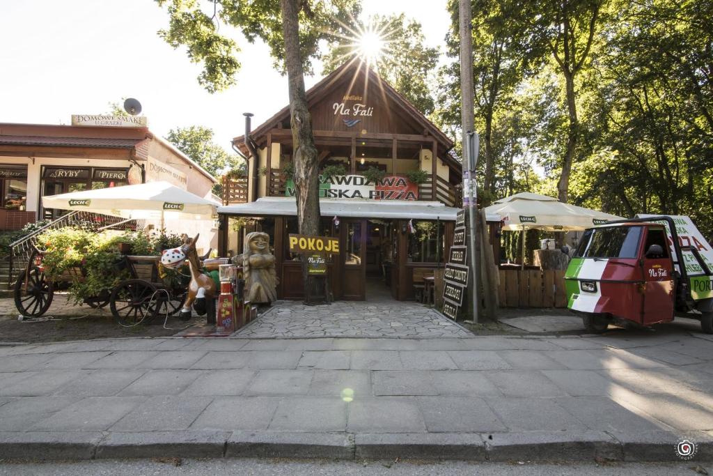un edificio con un mercado delante de él en Siedlisko Na Fali, en Krynica Morska