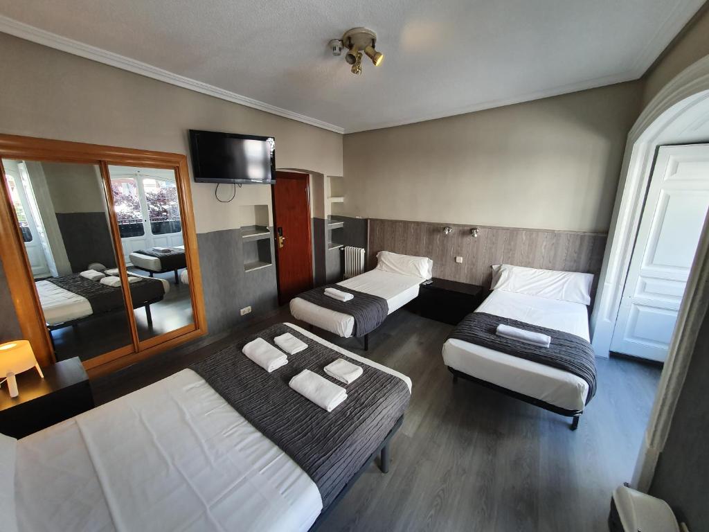 Plaza Dort Rooms IV - Familiekamer Met Balkon En Gedeelde Badkamer