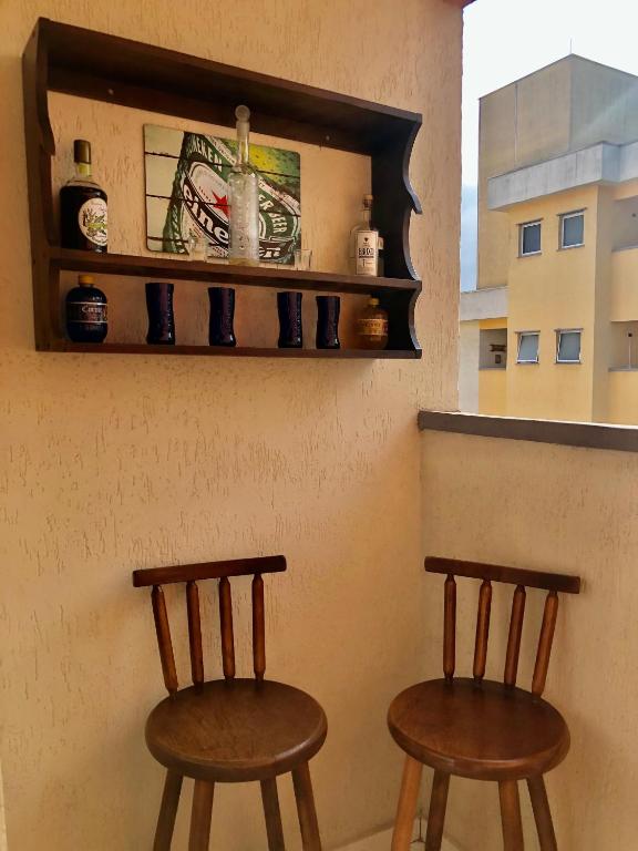  APARTAMENTO COM VISTA PARA PISCINA E CHURRASQUEIRA