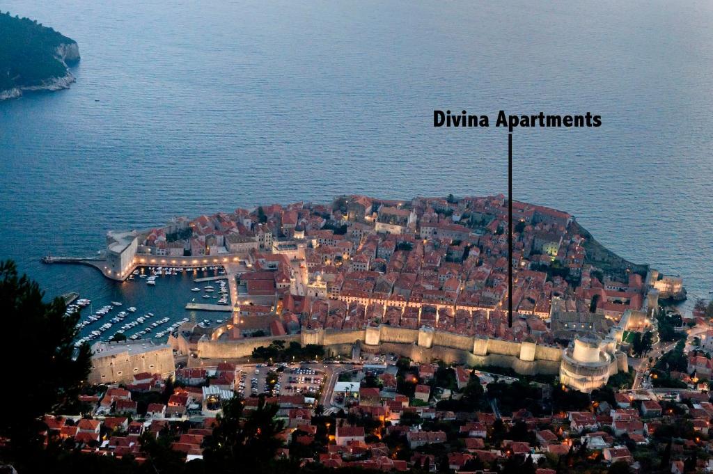 Divina Blue Apartments tesisinin kuş bakışı görünümü