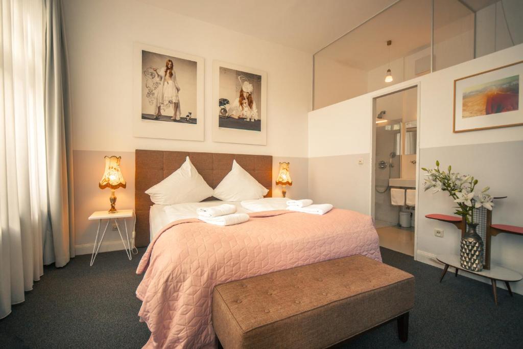 Postel nebo postele na pokoji v ubytování MAISON MARSIL - Boutique Hotel Köln