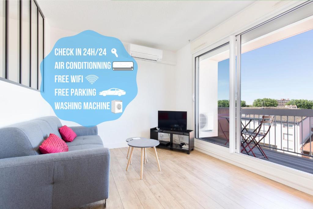 sala de estar con sofá y balcón en Appartement Cosy Tout confort - Climatisation, Balcon, WiFi - proche AIRBUS, Purpan, Aéroport, Stade Ernest Wallon, en Toulouse