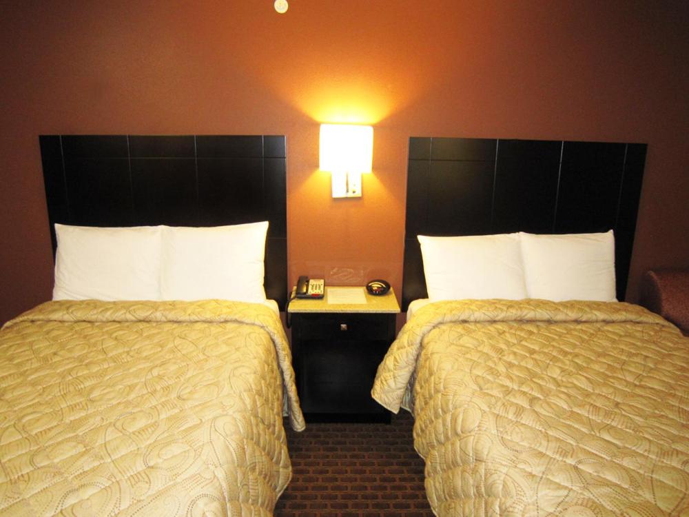 Postel nebo postele na pokoji v ubytování Red Carpet Inn and Suites Monmouth Junction