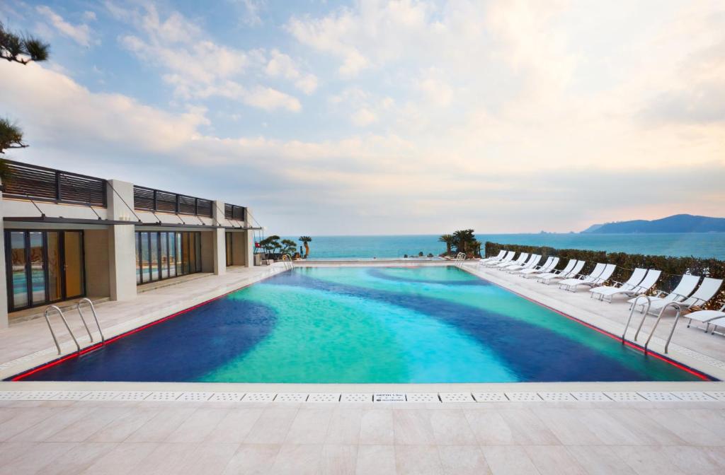 Bazén v ubytování Paradise Hotel Busan nebo v jeho okolí