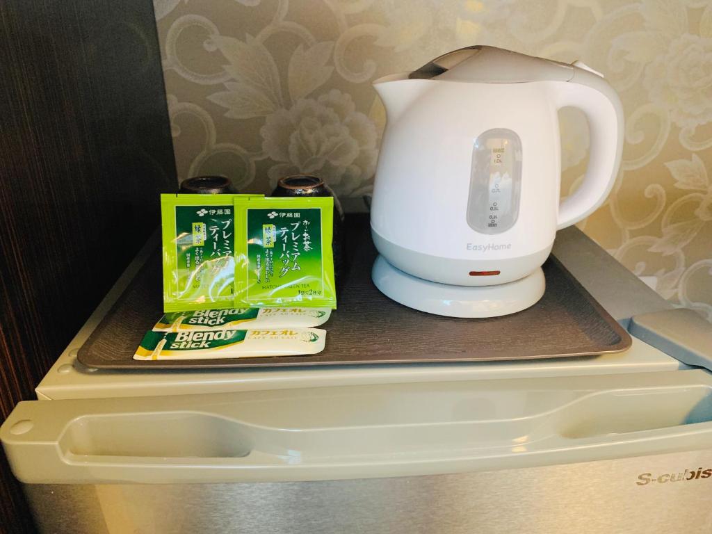 Příslušenství pro přípravu čaje a kávy v ubytování Allcomein Hotel Akihabara