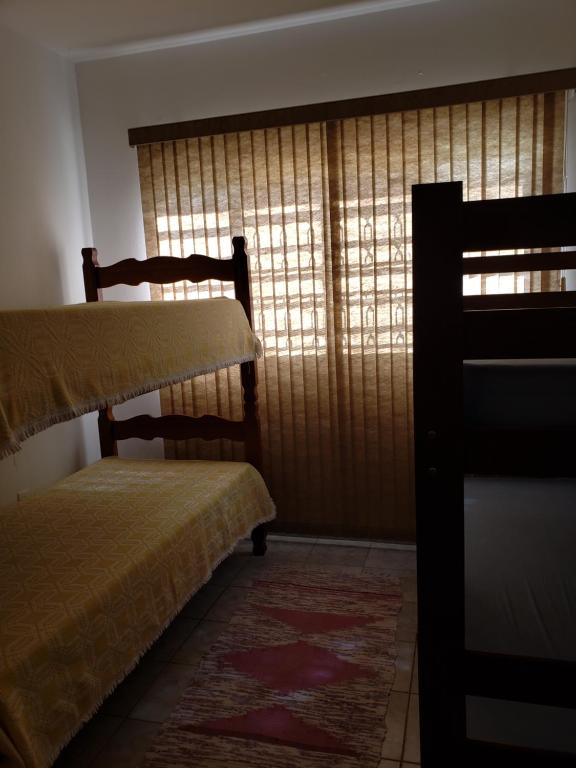 1 dormitorio con 2 literas y ventana en Casa Star en Monte Sião