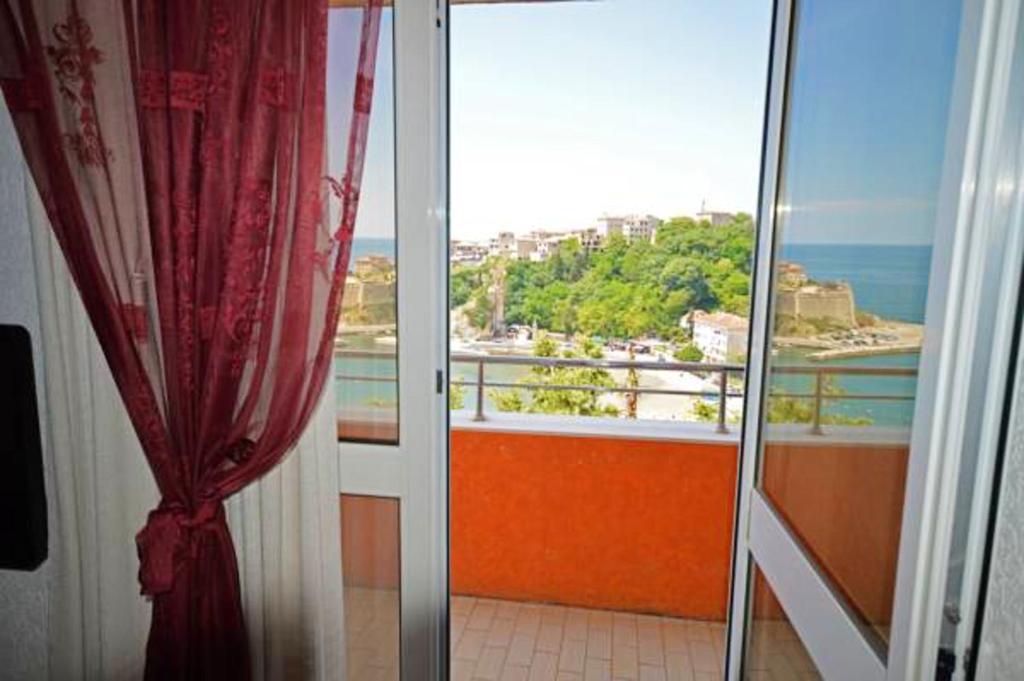Una habitación con vista al mar desde un balcón. en Sea View Apartment - Ulcinj - 40 sqm, en Ulcinj