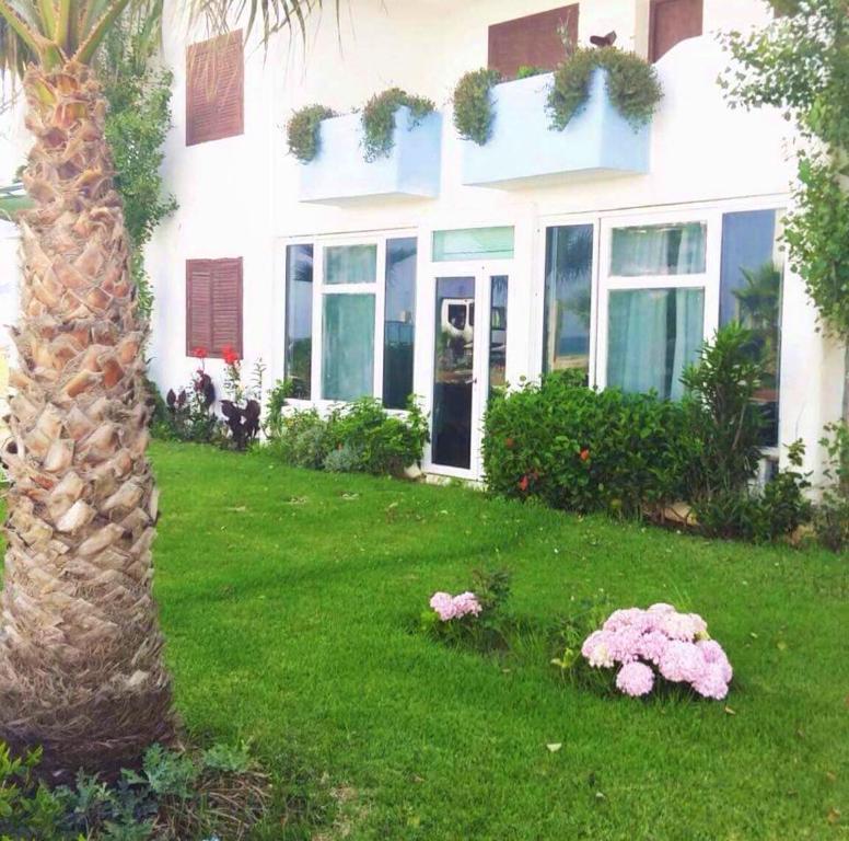 En have udenfor 2 bedrooms apartement at Fnideq 10 m away from the beach with furnished garden