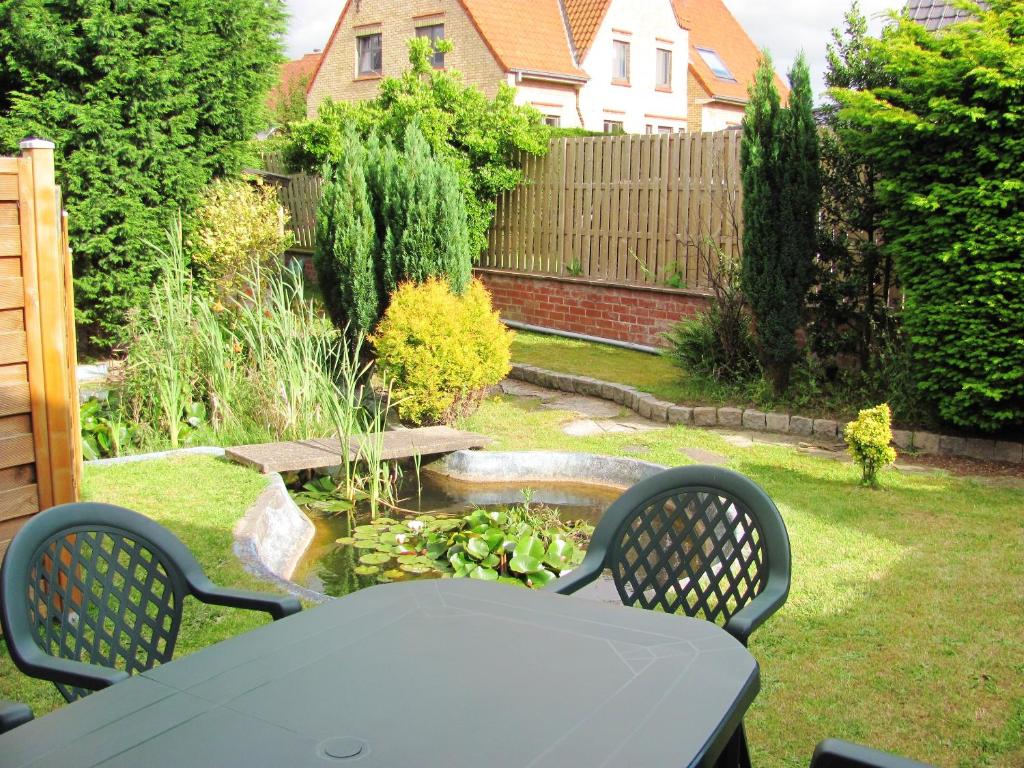 
A garden outside Apartment with 2 bedrooms in De Panne with furnished garden and WiFi 200 m from the beach
