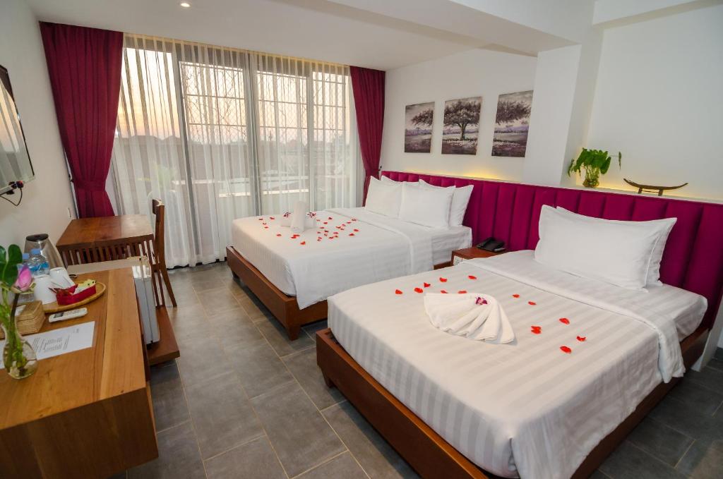 Postel nebo postele na pokoji v ubytování Neth Socheata Hotel