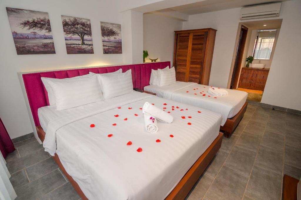 Postel nebo postele na pokoji v ubytování Neth Socheata Hotel
