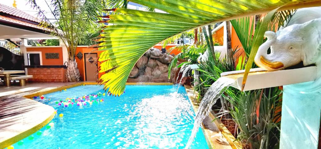 una piscina con cascada en un complejo en TUCHELAND Luxury Pool Villa Pattaya Walking Street 7 Bedrooms en Pattaya South