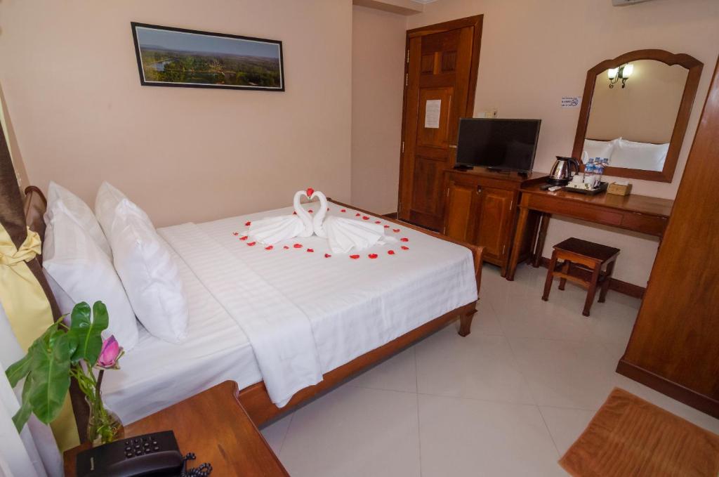 Postel nebo postele na pokoji v ubytování Neth Socheata Hotel