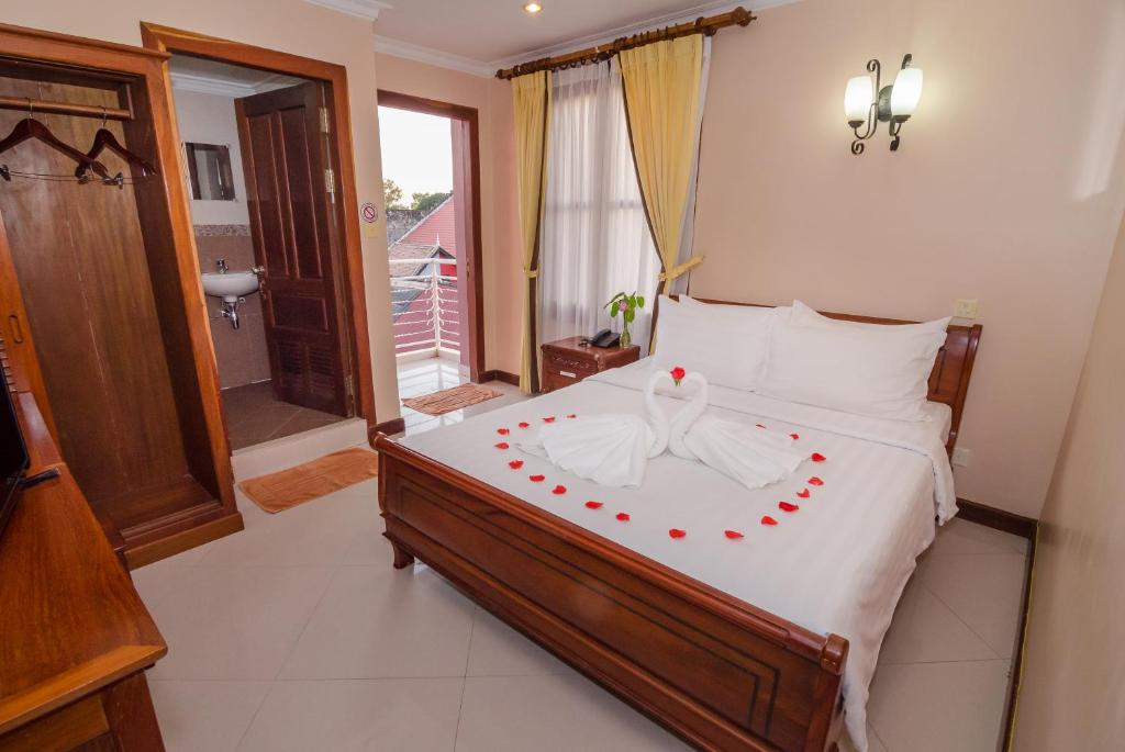 Postel nebo postele na pokoji v ubytování Neth Socheata Hotel