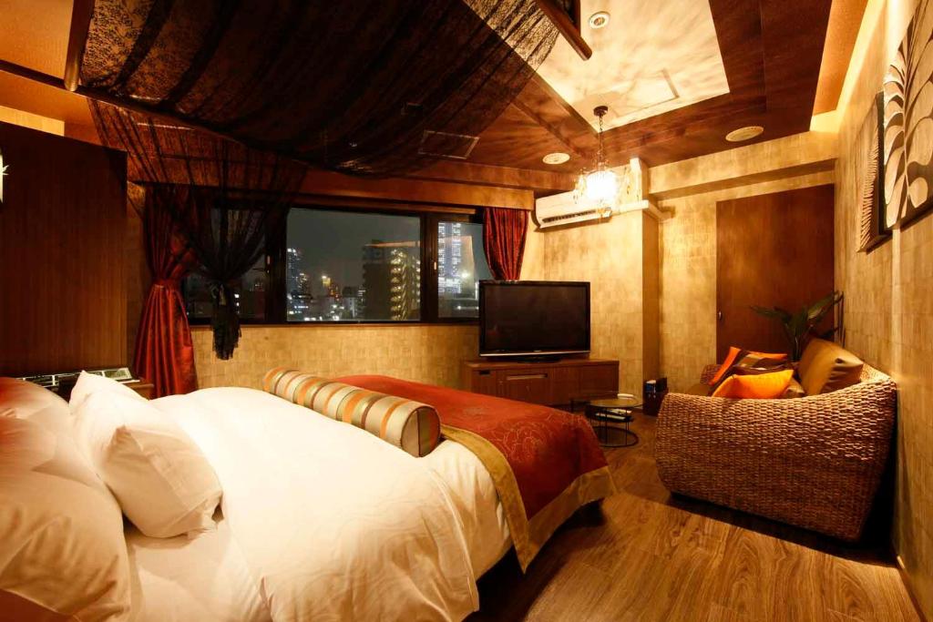 1 dormitorio con 1 cama grande y TV en Hotel VARKIN, en Tokio