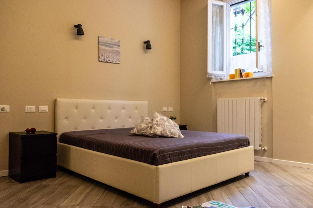 - une chambre avec un lit dans une pièce dotée d'une fenêtre dans l'établissement Bilocale vicino Stazione CIR 00015, à Lodi